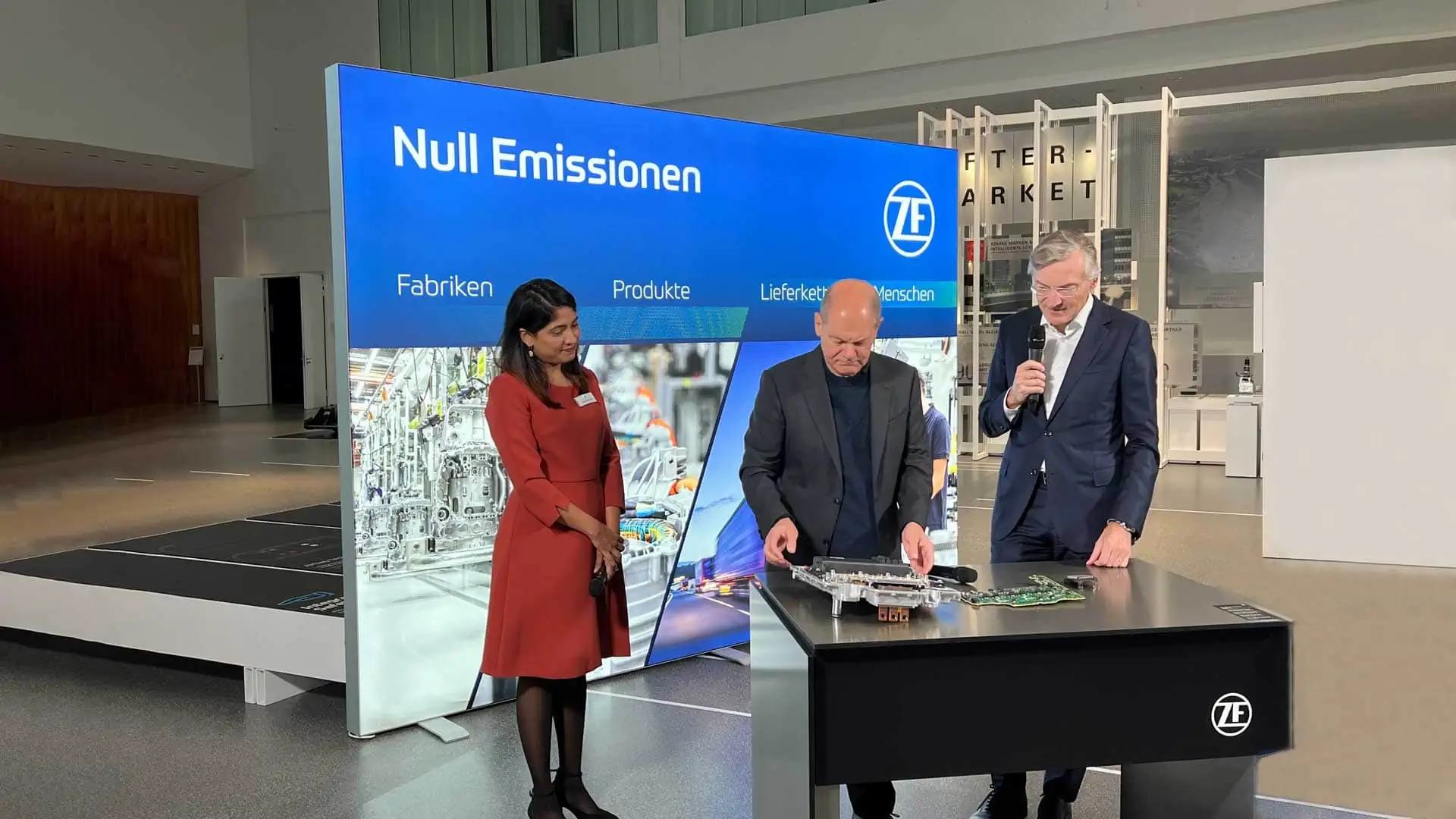 LED-Videowand bei ZF mit Olaf Scholz